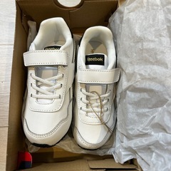 新品タグ付き16センチReebok靴