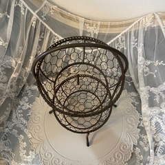 アンティーク調のおしゃれなインテリア雑貨 ワイヤーバスケットの画像