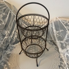 アンティーク調のおしゃれなインテリア雑貨 ワイヤーバスケットの画像