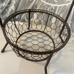アンティーク調のおしゃれなインテリア雑貨 ワイヤーバスケットの画像