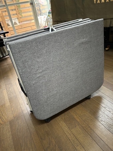 良い グレーの折り畳みベット 折りたたみ簡易ベッド グレー 150kg耐