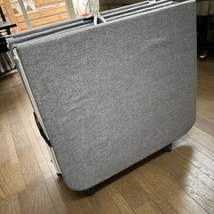 グレーの折り畳みベット