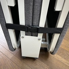 グレーの折り畳みベットの画像
