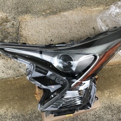 プリウス ヘッドランプ 左 (中古)