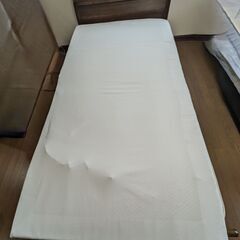 シングルベッドフレーム+KINGSDOWNマットレスの画像