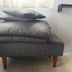 ソファーについてた足置きとクッション4つ