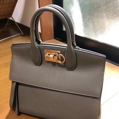 フェラガモ　バック