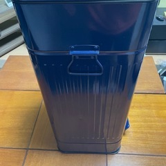 大型ゴミ箱　鉄製の画像