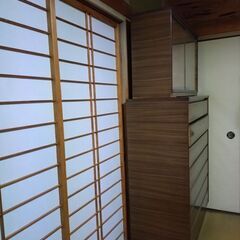 タンスとガラスケースの画像