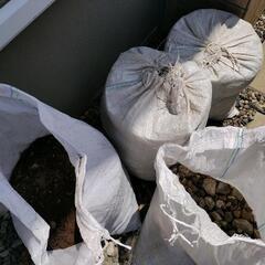 砂利と赤土が混ざって入った土嚢袋