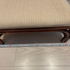 籐の低いイスの画像