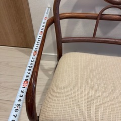 籐の低いイスの画像