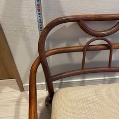 籐の低いイスの画像