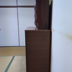 ガラスケースとタンスの画像