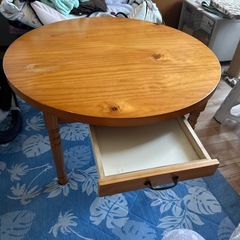 丸いテーブルの画像