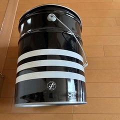 adidas缶　椅子にもなる収納　 adidas缶 の画像