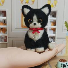  羊毛フェルト 　ハチ猫ちゃん 餌付きの画像