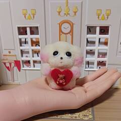 羊毛フェルト 小さなピンクに染まったマルチーズハートには小さなクマさんの画像