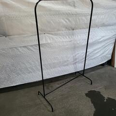 シンプルなハンガーラック