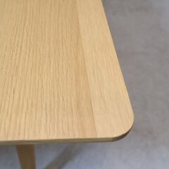 unico(ウニコ)のLOM(ロム)シリーズのダイニングテーブルです！シンプルなフォルムと明るい色合いが魅力の食卓はナチュラルモダンや北欧テイストのインテリアのアクセントになるLDテーブル♪の画像