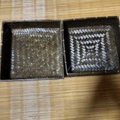 重なるスタッキング可能なスクエア型のカゴ２点