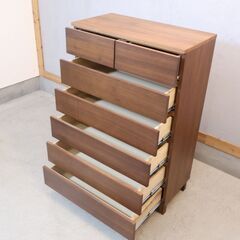 無印良品(MUJI)の木製チェスト6段ワイド・ウォールナット材です。ナチュラルな質感と落ち着いた色合いが魅力の箪笥。ハイタイプで収納力もあるので2人暮らしにもオススメです♪の画像