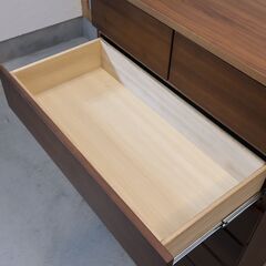 無印良品(MUJI)の木製チェスト6段ワイド・ウォールナット材です。ナチュラルな質感と落ち着いた色合いが魅力の箪笥。ハイタイプで収納力もあるので2人暮らしにもオススメです♪の画像