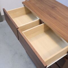 無印良品(MUJI)の木製チェスト6段ワイド・ウォールナット材です。ナチュラルな質感と落ち着いた色合いが魅力の箪笥。ハイタイプで収納力もあるので2人暮らしにもオススメです♪の画像