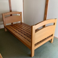 シングルサイズのベッド