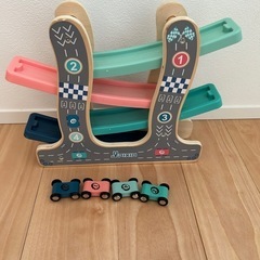 車のおもちゃセット4台ついてます！