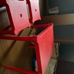 組み立て簡単なテーブルと椅子です。