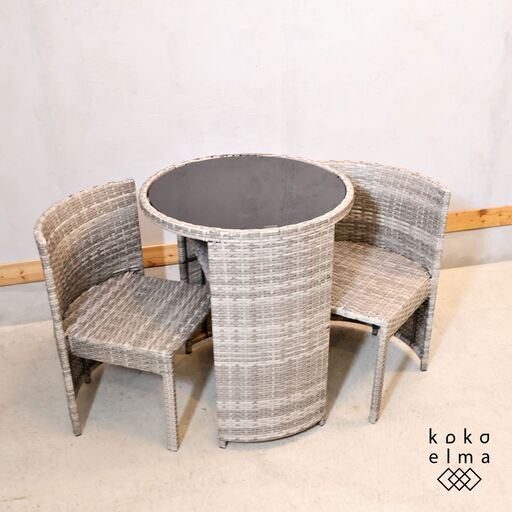 ラタン調ガーデンテーブル＆チェア 3点セットです。椅子をテーブルの下にぴったり収納できるスマートなデザインが魅力のアウトドアテーブル。ガラス天板がお庭やテラスを高級感漂うリゾート空間に♪