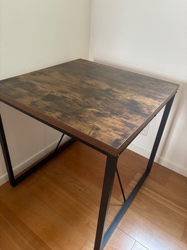 ダークブラウンのダイニングテーブル＋チェア２つセット