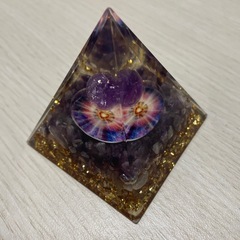 クリスタルピラミッド