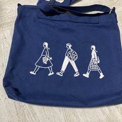 お値引き　ネイビーのショルダーバッグ