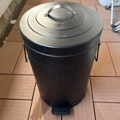 ニトリ　ペダルゴミ箱
