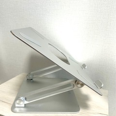 【40%オフ】ノートパソコンスタンド pc スタンド タブレット 無段階高さ/角度調整可能　折りたたみ　17インチ以下対応　シルバー の画像