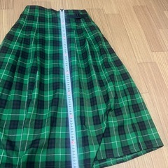 緑と黒のチェック柄
スカートGU製の画像