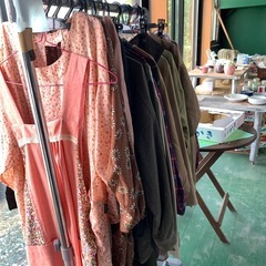 洋服　
服　各100円　（無人販売）の画像