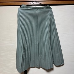 グリーン プリーツスカート 長さ約90cm レザー調値下げの画像