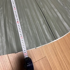 グリーン プリーツスカート 長さ約90cm レザー調値下げの画像