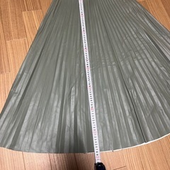 グリーン プリーツスカート 長さ約90cm レザー調値下げの画像
