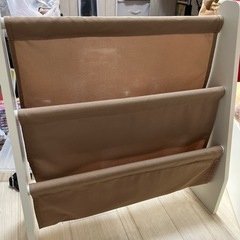 スリーコインズ　本棚