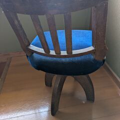 木製回転椅子の画像