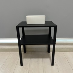 IKEAのサイドテーブルと無印の箱