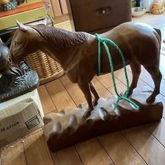 木彫り馬のオブジェの画像
