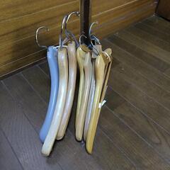 大型木製ハンガーとプラスチック製の画像