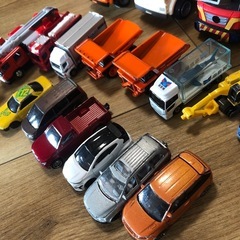 車のおもちゃ　トミカなどの画像