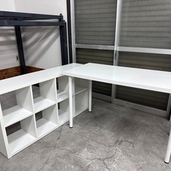 IKEAのテーブルとシェルフユニット