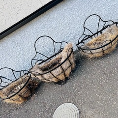 掛けるタイプの鉢　３つの画像